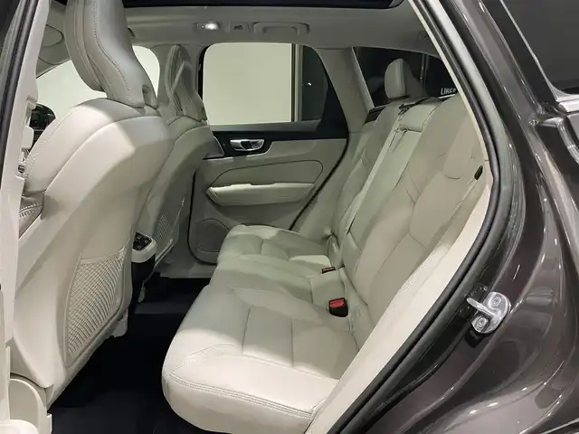 ボルボ ボルボ ＸＣ６０ B5 AWD インスクリプション 愛知県 2022(令4)年 2万km グレーⅡ Ｂｏｗｅｒｓ＆Ｗｉｌｋｉｎｓサウンド　/パノラミックＳ／Ｒ　/ＨＵＤ　/オルフォス製クリスタルシフトノブ　/ベージュレザーシート　/シートヒーター/シートエアコン/ハンドルヒーター/Ｇｏｏｇｌｅマップ　/３６０度カメラ　/AppleCarPlay/AndroidAuto/ACC/LKA/BSM/エアサスペンション/ETCパワーバックドア/プッシュスタート/ウィンカーミラー/アイドリングストップ