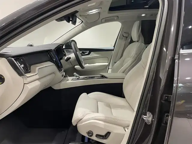 ボルボ ボルボ ＸＣ６０ B5 AWD インスクリプション 愛知県 2022(令4)年 2万km グレーⅡ Ｂｏｗｅｒｓ＆Ｗｉｌｋｉｎｓサウンド　/パノラミックＳ／Ｒ　/ＨＵＤ　/オルフォス製クリスタルシフトノブ　/ベージュレザーシート　/シートヒーター/シートエアコン/ハンドルヒーター/Ｇｏｏｇｌｅマップ　/３６０度カメラ　/AppleCarPlay/AndroidAuto/ACC/LKA/BSM/エアサスペンション/ETCパワーバックドア/プッシュスタート/ウィンカーミラー/アイドリングストップ