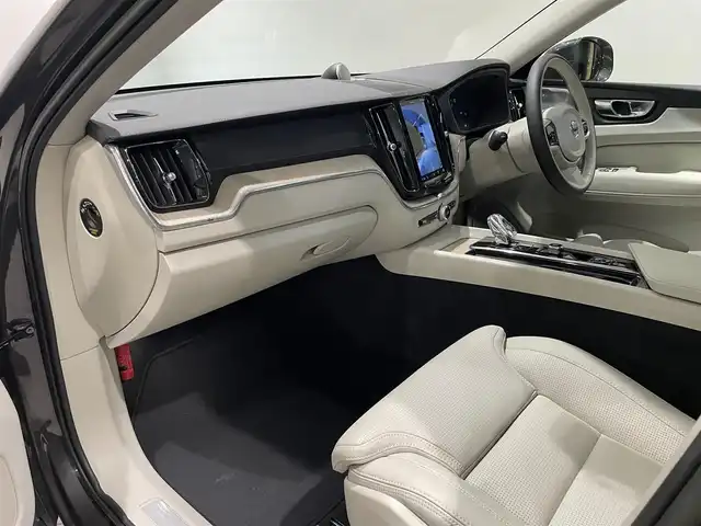 ボルボ ボルボ ＸＣ６０ B5 AWD インスクリプション 愛知県 2022(令4)年 2万km グレーⅡ Ｂｏｗｅｒｓ＆Ｗｉｌｋｉｎｓサウンド　/パノラミックＳ／Ｒ　/ＨＵＤ　/オルフォス製クリスタルシフトノブ　/ベージュレザーシート　/シートヒーター/シートエアコン/ハンドルヒーター/Ｇｏｏｇｌｅマップ　/３６０度カメラ　/AppleCarPlay/AndroidAuto/ACC/LKA/BSM/エアサスペンション/ETCパワーバックドア/プッシュスタート/ウィンカーミラー/アイドリングストップ