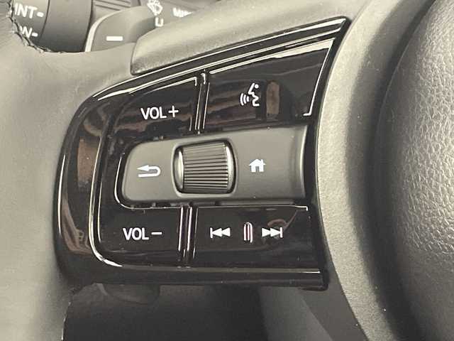 ホンダ ヴェゼル ハイブリッド e:HEV Z 大阪府 2025(令7)年 0.1千km プラチナホワイトパール ホンダセンシング/　・衝突軽減ブレーキ/　・誤発進抑制機能/　・後方誤発進抑制機能/　・歩行者事故低減ステアリング/　・路外逸脱抑制機能/　・アダプティブ・クルーズ・コントロール/　・車線維持支援システム/　・先行車発進お知らせ機能/　・標識認識機能/純正メモリナビ/　　BT/AppleCarPlay/AndroidAuto/フルセグTV/バックカメラ/パワーバックドア/LEDオートライト/フォグランプ/シートヒーター/純正18インチアルミホイール/コーナーセンサー/置くだけ充電/スマートキー/ビルトインETC2.0