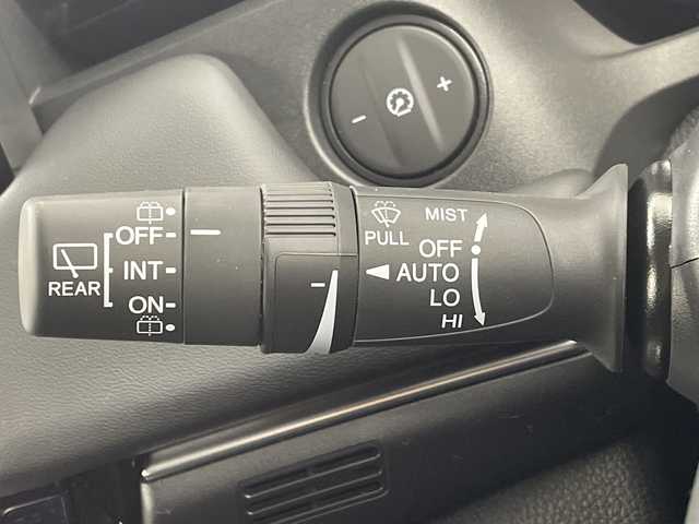 ホンダ ヴェゼル ハイブリッド e:HEV Z 大阪府 2025(令7)年 0.1千km プラチナホワイトパール ホンダセンシング/　・衝突軽減ブレーキ/　・誤発進抑制機能/　・後方誤発進抑制機能/　・歩行者事故低減ステアリング/　・路外逸脱抑制機能/　・アダプティブ・クルーズ・コントロール/　・車線維持支援システム/　・先行車発進お知らせ機能/　・標識認識機能/純正メモリナビ/　　BT/AppleCarPlay/AndroidAuto/フルセグTV/バックカメラ/パワーバックドア/LEDオートライト/フォグランプ/シートヒーター/純正18インチアルミホイール/コーナーセンサー/置くだけ充電/スマートキー/ビルトインETC2.0