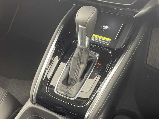 ホンダ ヴェゼル ハイブリッド e:HEV Z 大阪府 2025(令7)年 0.1千km プラチナホワイトパール ホンダセンシング/　・衝突軽減ブレーキ/　・誤発進抑制機能/　・後方誤発進抑制機能/　・歩行者事故低減ステアリング/　・路外逸脱抑制機能/　・アダプティブ・クルーズ・コントロール/　・車線維持支援システム/　・先行車発進お知らせ機能/　・標識認識機能/純正メモリナビ/　　BT/AppleCarPlay/AndroidAuto/フルセグTV/バックカメラ/パワーバックドア/LEDオートライト/フォグランプ/シートヒーター/純正18インチアルミホイール/コーナーセンサー/置くだけ充電/スマートキー/ビルトインETC2.0