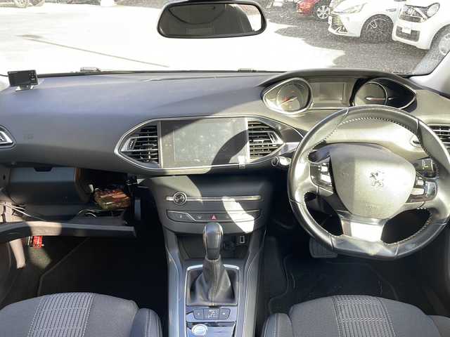 プジョー ３０８ アリュール スペシャルED 宮崎県 2018(平30)年 9.4万km ネイクルホワイト 純正ナビ Bluetooth ETC 全方位カメラ フルセグTV USB入力端子 前方のみドライブレコーダー LEDライト 純正フロアマット 純正アルミホイール ハーフレザーシート 前後コーナーセンサ-