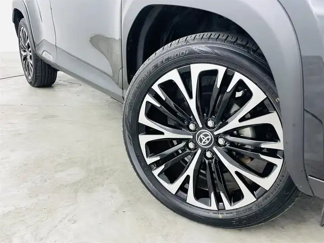 トヨタ ヤリスクロス ハイブリッド Z アドベンチャー 福島県 2024(令6)年 0.8万km ブラックマイカ トヨタセーフティ/・オートマチックハイビーム/・ロードサインアシスト/・パーキングサポートブレーキ/・プリクラッシュセーフティ/・レーントレーシングアシスト　/・レーダークルーズコントロール　/・ブラインドスポットモニター/純正ナビゲーション/・Bluetooth/AM・FM/USB/HDMI/・バックカメラ/・360度カメラ/・ETC/シートヒータ-/革巻きステアリング/・ステアリングスイッチ/・ステアリングヒーター/電動格納ミラー/・オートミラー/LEDライト/・フォグライト/・オートライト/・ヘッドライトリベライザー/電動リアゲート/ルーフレール