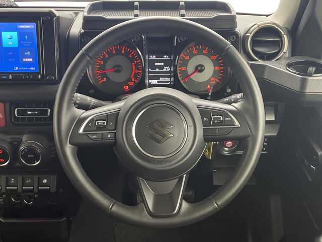 スズキ ジムニー XC 愛知県 2023(令5)年 3.7万km ピュアホワイトP /禁煙車//ディーラー純正ナビ(カロッツェリアAVIC-RL812)//フルセグTV・AM・FM・CD・DVD・Bluetooth・iPod・SD//バックカメラ//ETC//タイヤ：YOKOHAMA GEOLANDER A・T4 185・85・R16//ジムニー専用ベッドキット//BRAGAクリアフューエルリッドドア//KYGラゲッジマット//ショウワガレージ合皮シートカバー//デュアルセンサーブレーキサポート//誤発進抑制//車線逸脱警報//ふらつき警報//ハイビームアシスト//先行車発進お知らせ//標識認識//クルーズコントロール//LEDヘッドライト//オートライト//ヘッドライトウォッシャー//フロントフォグランプ//撥水加工シート//前席シートヒーター//純正16インチアルミホイール//背面タイヤ//純正ドアバイザー//純正ゴムマット//革巻きステアリング//ステアリングスイッチ//プッシュスタート//電動調整ミラー//アイドリングストップ//イモビライザー//横滑り防止装置//新車保証書・取扱説明書//スペアキー