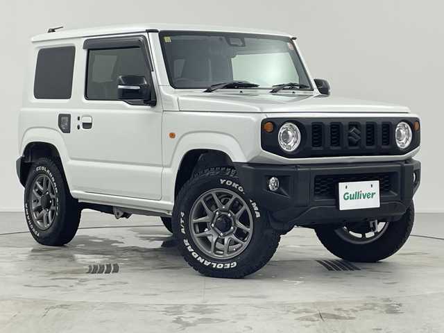 スズキ ジムニー XC 愛知県 2023(令5)年 3.7万km ピュアホワイトP /禁煙車//ディーラー純正ナビ(カロッツェリアAVIC-RL812)//フルセグTV・AM・FM・CD・DVD・Bluetooth・iPod・SD//バックカメラ//ETC//タイヤ：YOKOHAMA GEOLANDER A・T4 185・85・R16//ジムニー専用ベッドキット//BRAGAクリアフューエルリッドドア//KYGラゲッジマット//ショウワガレージ合皮シートカバー//デュアルセンサーブレーキサポート//誤発進抑制//車線逸脱警報//ふらつき警報//ハイビームアシスト//先行車発進お知らせ//標識認識//クルーズコントロール//LEDヘッドライト//オートライト//ヘッドライトウォッシャー//フロントフォグランプ//撥水加工シート//前席シートヒーター//純正16インチアルミホイール//背面タイヤ//純正ドアバイザー//純正ゴムマット//革巻きステアリング//ステアリングスイッチ//プッシュスタート//電動調整ミラー//アイドリングストップ//イモビライザー//横滑り防止装置//新車保証書・取扱説明書//スペアキー