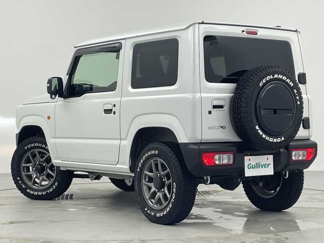 スズキ ジムニー XC 愛知県 2023(令5)年 3.7万km ピュアホワイトP /禁煙車//ディーラー純正ナビ(カロッツェリアAVIC-RL812)//フルセグTV・AM・FM・CD・DVD・Bluetooth・iPod・SD//バックカメラ//ETC//タイヤ：YOKOHAMA GEOLANDER A・T4 185・85・R16//ジムニー専用ベッドキット//BRAGAクリアフューエルリッドドア//KYGラゲッジマット//ショウワガレージ合皮シートカバー//デュアルセンサーブレーキサポート//誤発進抑制//車線逸脱警報//ふらつき警報//ハイビームアシスト//先行車発進お知らせ//標識認識//クルーズコントロール//LEDヘッドライト//オートライト//ヘッドライトウォッシャー//フロントフォグランプ//撥水加工シート//前席シートヒーター//純正16インチアルミホイール//背面タイヤ//純正ドアバイザー//純正ゴムマット//革巻きステアリング//ステアリングスイッチ//プッシュスタート//電動調整ミラー//アイドリングストップ//イモビライザー//横滑り防止装置//新車保証書・取扱説明書//スペアキー