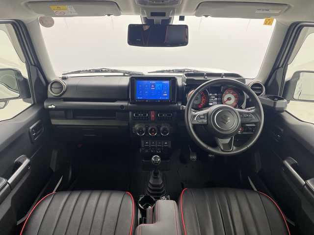 スズキ ジムニー XC 愛知県 2023(令5)年 3.7万km ピュアホワイトP /禁煙車//ディーラー純正ナビ(カロッツェリアAVIC-RL812)//フルセグTV・AM・FM・CD・DVD・Bluetooth・iPod・SD//バックカメラ//ETC//タイヤ：YOKOHAMA GEOLANDER A・T4 185・85・R16//ジムニー専用ベッドキット//BRAGAクリアフューエルリッドドア//KYGラゲッジマット//ショウワガレージ合皮シートカバー//デュアルセンサーブレーキサポート//誤発進抑制//車線逸脱警報//ふらつき警報//ハイビームアシスト//先行車発進お知らせ//標識認識//クルーズコントロール//LEDヘッドライト//オートライト//ヘッドライトウォッシャー//フロントフォグランプ//撥水加工シート//前席シートヒーター//純正16インチアルミホイール//背面タイヤ//純正ドアバイザー//純正ゴムマット//革巻きステアリング//ステアリングスイッチ//プッシュスタート//電動調整ミラー//アイドリングストップ//イモビライザー//横滑り防止装置//新車保証書・取扱説明書//スペアキー