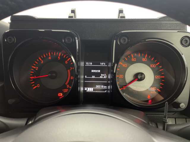 スズキ ジムニー XC 愛知県 2023(令5)年 3.7万km ピュアホワイトP /禁煙車//ディーラー純正ナビ(カロッツェリアAVIC-RL812)//フルセグTV・AM・FM・CD・DVD・Bluetooth・iPod・SD//バックカメラ//ETC//タイヤ：YOKOHAMA GEOLANDER A・T4 185・85・R16//ジムニー専用ベッドキット//BRAGAクリアフューエルリッドドア//KYGラゲッジマット//ショウワガレージ合皮シートカバー//デュアルセンサーブレーキサポート//誤発進抑制//車線逸脱警報//ふらつき警報//ハイビームアシスト//先行車発進お知らせ//標識認識//クルーズコントロール//LEDヘッドライト//オートライト//ヘッドライトウォッシャー//フロントフォグランプ//撥水加工シート//前席シートヒーター//純正16インチアルミホイール//背面タイヤ//純正ドアバイザー//純正ゴムマット//革巻きステアリング//ステアリングスイッチ//プッシュスタート//電動調整ミラー//アイドリングストップ//イモビライザー//横滑り防止装置//新車保証書・取扱説明書//スペアキー