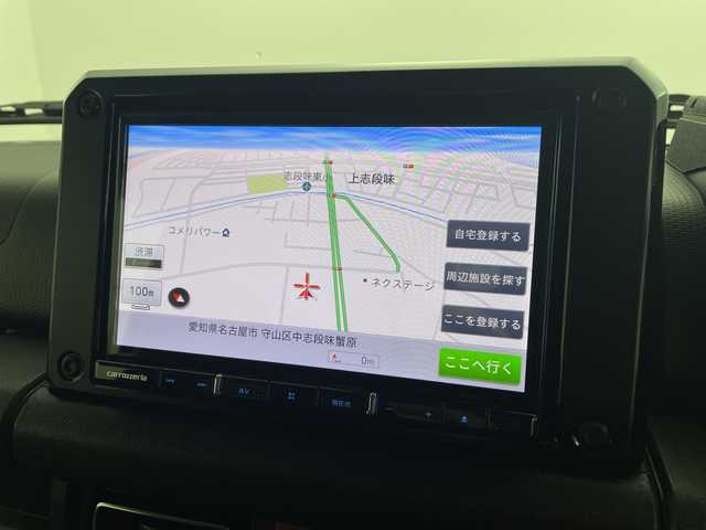 スズキ ジムニー XC 愛知県 2023(令5)年 3.7万km ピュアホワイトP /禁煙車//ディーラー純正ナビ(カロッツェリアAVIC-RL812)//フルセグTV・AM・FM・CD・DVD・Bluetooth・iPod・SD//バックカメラ//ETC//タイヤ：YOKOHAMA GEOLANDER A・T4 185・85・R16//ジムニー専用ベッドキット//BRAGAクリアフューエルリッドドア//KYGラゲッジマット//ショウワガレージ合皮シートカバー//デュアルセンサーブレーキサポート//誤発進抑制//車線逸脱警報//ふらつき警報//ハイビームアシスト//先行車発進お知らせ//標識認識//クルーズコントロール//LEDヘッドライト//オートライト//ヘッドライトウォッシャー//フロントフォグランプ//撥水加工シート//前席シートヒーター//純正16インチアルミホイール//背面タイヤ//純正ドアバイザー//純正ゴムマット//革巻きステアリング//ステアリングスイッチ//プッシュスタート//電動調整ミラー//アイドリングストップ//イモビライザー//横滑り防止装置//新車保証書・取扱説明書//スペアキー