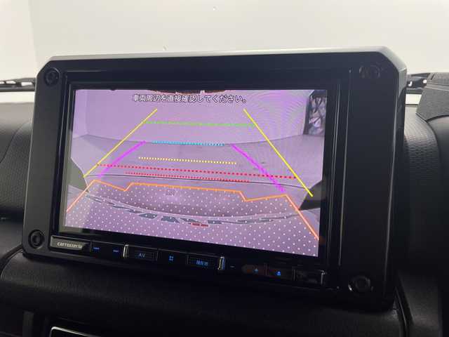 スズキ ジムニー XC 愛知県 2023(令5)年 3.7万km ピュアホワイトP /禁煙車//ディーラー純正ナビ(カロッツェリアAVIC-RL812)//フルセグTV・AM・FM・CD・DVD・Bluetooth・iPod・SD//バックカメラ//ETC//タイヤ：YOKOHAMA GEOLANDER A・T4 185・85・R16//ジムニー専用ベッドキット//BRAGAクリアフューエルリッドドア//KYGラゲッジマット//ショウワガレージ合皮シートカバー//デュアルセンサーブレーキサポート//誤発進抑制//車線逸脱警報//ふらつき警報//ハイビームアシスト//先行車発進お知らせ//標識認識//クルーズコントロール//LEDヘッドライト//オートライト//ヘッドライトウォッシャー//フロントフォグランプ//撥水加工シート//前席シートヒーター//純正16インチアルミホイール//背面タイヤ//純正ドアバイザー//純正ゴムマット//革巻きステアリング//ステアリングスイッチ//プッシュスタート//電動調整ミラー//アイドリングストップ//イモビライザー//横滑り防止装置//新車保証書・取扱説明書//スペアキー