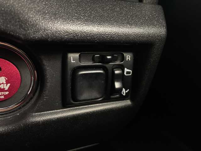 スズキ ジムニー XC 愛知県 2023(令5)年 3.7万km ピュアホワイトP /禁煙車//ディーラー純正ナビ(カロッツェリアAVIC-RL812)//フルセグTV・AM・FM・CD・DVD・Bluetooth・iPod・SD//バックカメラ//ETC//タイヤ：YOKOHAMA GEOLANDER A・T4 185・85・R16//ジムニー専用ベッドキット//BRAGAクリアフューエルリッドドア//KYGラゲッジマット//ショウワガレージ合皮シートカバー//デュアルセンサーブレーキサポート//誤発進抑制//車線逸脱警報//ふらつき警報//ハイビームアシスト//先行車発進お知らせ//標識認識//クルーズコントロール//LEDヘッドライト//オートライト//ヘッドライトウォッシャー//フロントフォグランプ//撥水加工シート//前席シートヒーター//純正16インチアルミホイール//背面タイヤ//純正ドアバイザー//純正ゴムマット//革巻きステアリング//ステアリングスイッチ//プッシュスタート//電動調整ミラー//アイドリングストップ//イモビライザー//横滑り防止装置//新車保証書・取扱説明書//スペアキー