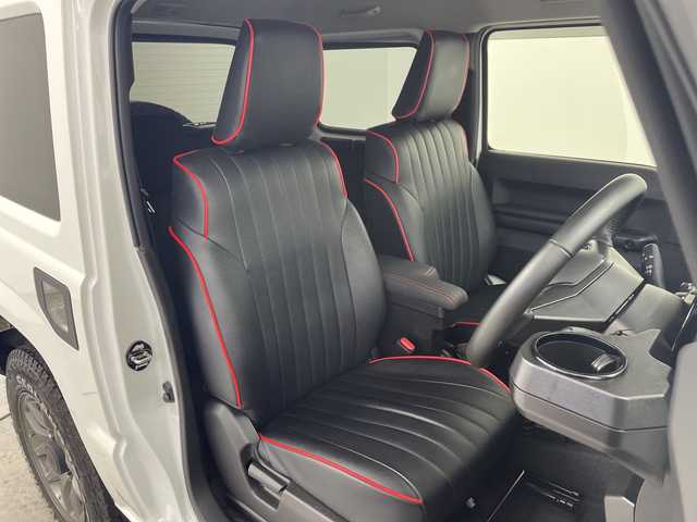 スズキ ジムニー XC 愛知県 2023(令5)年 3.7万km ピュアホワイトP /禁煙車//ディーラー純正ナビ(カロッツェリアAVIC-RL812)//フルセグTV・AM・FM・CD・DVD・Bluetooth・iPod・SD//バックカメラ//ETC//タイヤ：YOKOHAMA GEOLANDER A・T4 185・85・R16//ジムニー専用ベッドキット//BRAGAクリアフューエルリッドドア//KYGラゲッジマット//ショウワガレージ合皮シートカバー//デュアルセンサーブレーキサポート//誤発進抑制//車線逸脱警報//ふらつき警報//ハイビームアシスト//先行車発進お知らせ//標識認識//クルーズコントロール//LEDヘッドライト//オートライト//ヘッドライトウォッシャー//フロントフォグランプ//撥水加工シート//前席シートヒーター//純正16インチアルミホイール//背面タイヤ//純正ドアバイザー//純正ゴムマット//革巻きステアリング//ステアリングスイッチ//プッシュスタート//電動調整ミラー//アイドリングストップ//イモビライザー//横滑り防止装置//新車保証書・取扱説明書//スペアキー