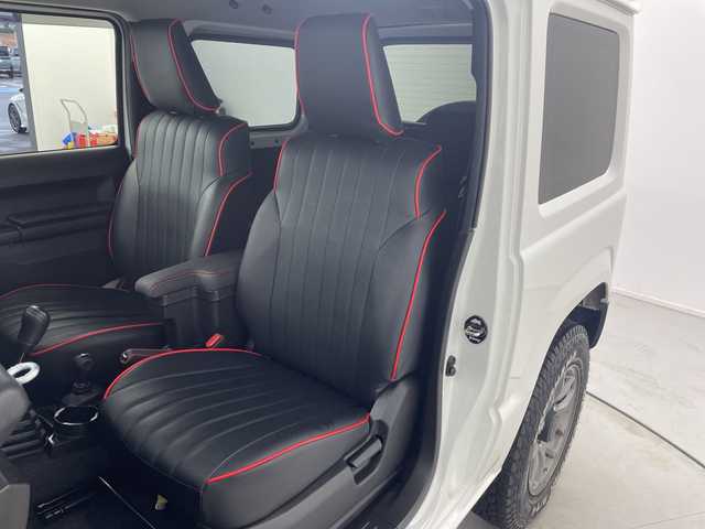 スズキ ジムニー XC 愛知県 2023(令5)年 3.7万km ピュアホワイトP /禁煙車//ディーラー純正ナビ(カロッツェリアAVIC-RL812)//フルセグTV・AM・FM・CD・DVD・Bluetooth・iPod・SD//バックカメラ//ETC//タイヤ：YOKOHAMA GEOLANDER A・T4 185・85・R16//ジムニー専用ベッドキット//BRAGAクリアフューエルリッドドア//KYGラゲッジマット//ショウワガレージ合皮シートカバー//デュアルセンサーブレーキサポート//誤発進抑制//車線逸脱警報//ふらつき警報//ハイビームアシスト//先行車発進お知らせ//標識認識//クルーズコントロール//LEDヘッドライト//オートライト//ヘッドライトウォッシャー//フロントフォグランプ//撥水加工シート//前席シートヒーター//純正16インチアルミホイール//背面タイヤ//純正ドアバイザー//純正ゴムマット//革巻きステアリング//ステアリングスイッチ//プッシュスタート//電動調整ミラー//アイドリングストップ//イモビライザー//横滑り防止装置//新車保証書・取扱説明書//スペアキー