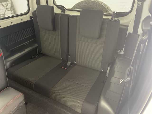 スズキ ジムニー XC 愛知県 2023(令5)年 3.7万km ピュアホワイトP /禁煙車//ディーラー純正ナビ(カロッツェリアAVIC-RL812)//フルセグTV・AM・FM・CD・DVD・Bluetooth・iPod・SD//バックカメラ//ETC//タイヤ：YOKOHAMA GEOLANDER A・T4 185・85・R16//ジムニー専用ベッドキット//BRAGAクリアフューエルリッドドア//KYGラゲッジマット//ショウワガレージ合皮シートカバー//デュアルセンサーブレーキサポート//誤発進抑制//車線逸脱警報//ふらつき警報//ハイビームアシスト//先行車発進お知らせ//標識認識//クルーズコントロール//LEDヘッドライト//オートライト//ヘッドライトウォッシャー//フロントフォグランプ//撥水加工シート//前席シートヒーター//純正16インチアルミホイール//背面タイヤ//純正ドアバイザー//純正ゴムマット//革巻きステアリング//ステアリングスイッチ//プッシュスタート//電動調整ミラー//アイドリングストップ//イモビライザー//横滑り防止装置//新車保証書・取扱説明書//スペアキー