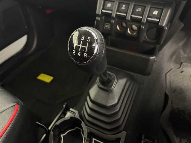 スズキ ジムニー XC 愛知県 2023(令5)年 3.7万km ピュアホワイトP /禁煙車//ディーラー純正ナビ(カロッツェリアAVIC-RL812)//フルセグTV・AM・FM・CD・DVD・Bluetooth・iPod・SD//バックカメラ//ETC//タイヤ：YOKOHAMA GEOLANDER A・T4 185・85・R16//ジムニー専用ベッドキット//BRAGAクリアフューエルリッドドア//KYGラゲッジマット//ショウワガレージ合皮シートカバー//デュアルセンサーブレーキサポート//誤発進抑制//車線逸脱警報//ふらつき警報//ハイビームアシスト//先行車発進お知らせ//標識認識//クルーズコントロール//LEDヘッドライト//オートライト//ヘッドライトウォッシャー//フロントフォグランプ//撥水加工シート//前席シートヒーター//純正16インチアルミホイール//背面タイヤ//純正ドアバイザー//純正ゴムマット//革巻きステアリング//ステアリングスイッチ//プッシュスタート//電動調整ミラー//アイドリングストップ//イモビライザー//横滑り防止装置//新車保証書・取扱説明書//スペアキー