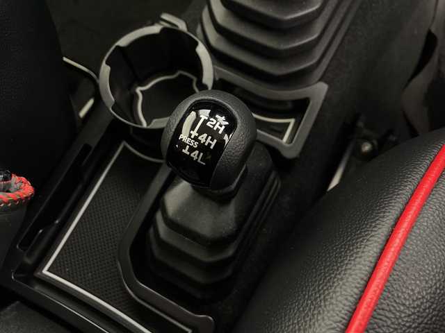 スズキ ジムニー XC 愛知県 2023(令5)年 3.7万km ピュアホワイトP /禁煙車//ディーラー純正ナビ(カロッツェリアAVIC-RL812)//フルセグTV・AM・FM・CD・DVD・Bluetooth・iPod・SD//バックカメラ//ETC//タイヤ：YOKOHAMA GEOLANDER A・T4 185・85・R16//ジムニー専用ベッドキット//BRAGAクリアフューエルリッドドア//KYGラゲッジマット//ショウワガレージ合皮シートカバー//デュアルセンサーブレーキサポート//誤発進抑制//車線逸脱警報//ふらつき警報//ハイビームアシスト//先行車発進お知らせ//標識認識//クルーズコントロール//LEDヘッドライト//オートライト//ヘッドライトウォッシャー//フロントフォグランプ//撥水加工シート//前席シートヒーター//純正16インチアルミホイール//背面タイヤ//純正ドアバイザー//純正ゴムマット//革巻きステアリング//ステアリングスイッチ//プッシュスタート//電動調整ミラー//アイドリングストップ//イモビライザー//横滑り防止装置//新車保証書・取扱説明書//スペアキー