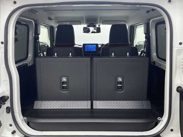 スズキ ジムニー XC 愛知県 2023(令5)年 3.7万km ピュアホワイトP /禁煙車//ディーラー純正ナビ(カロッツェリアAVIC-RL812)//フルセグTV・AM・FM・CD・DVD・Bluetooth・iPod・SD//バックカメラ//ETC//タイヤ：YOKOHAMA GEOLANDER A・T4 185・85・R16//ジムニー専用ベッドキット//BRAGAクリアフューエルリッドドア//KYGラゲッジマット//ショウワガレージ合皮シートカバー//デュアルセンサーブレーキサポート//誤発進抑制//車線逸脱警報//ふらつき警報//ハイビームアシスト//先行車発進お知らせ//標識認識//クルーズコントロール//LEDヘッドライト//オートライト//ヘッドライトウォッシャー//フロントフォグランプ//撥水加工シート//前席シートヒーター//純正16インチアルミホイール//背面タイヤ//純正ドアバイザー//純正ゴムマット//革巻きステアリング//ステアリングスイッチ//プッシュスタート//電動調整ミラー//アイドリングストップ//イモビライザー//横滑り防止装置//新車保証書・取扱説明書//スペアキー