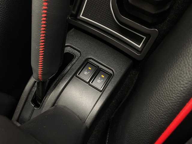 スズキ ジムニー XC 愛知県 2023(令5)年 3.7万km ピュアホワイトP /禁煙車//ディーラー純正ナビ(カロッツェリアAVIC-RL812)//フルセグTV・AM・FM・CD・DVD・Bluetooth・iPod・SD//バックカメラ//ETC//タイヤ：YOKOHAMA GEOLANDER A・T4 185・85・R16//ジムニー専用ベッドキット//BRAGAクリアフューエルリッドドア//KYGラゲッジマット//ショウワガレージ合皮シートカバー//デュアルセンサーブレーキサポート//誤発進抑制//車線逸脱警報//ふらつき警報//ハイビームアシスト//先行車発進お知らせ//標識認識//クルーズコントロール//LEDヘッドライト//オートライト//ヘッドライトウォッシャー//フロントフォグランプ//撥水加工シート//前席シートヒーター//純正16インチアルミホイール//背面タイヤ//純正ドアバイザー//純正ゴムマット//革巻きステアリング//ステアリングスイッチ//プッシュスタート//電動調整ミラー//アイドリングストップ//イモビライザー//横滑り防止装置//新車保証書・取扱説明書//スペアキー