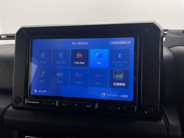 スズキ ジムニー XC 愛知県 2023(令5)年 3.7万km ピュアホワイトP /禁煙車//ディーラー純正ナビ(カロッツェリアAVIC-RL812)//フルセグTV・AM・FM・CD・DVD・Bluetooth・iPod・SD//バックカメラ//ETC//タイヤ：YOKOHAMA GEOLANDER A・T4 185・85・R16//ジムニー専用ベッドキット//BRAGAクリアフューエルリッドドア//KYGラゲッジマット//ショウワガレージ合皮シートカバー//デュアルセンサーブレーキサポート//誤発進抑制//車線逸脱警報//ふらつき警報//ハイビームアシスト//先行車発進お知らせ//標識認識//クルーズコントロール//LEDヘッドライト//オートライト//ヘッドライトウォッシャー//フロントフォグランプ//撥水加工シート//前席シートヒーター//純正16インチアルミホイール//背面タイヤ//純正ドアバイザー//純正ゴムマット//革巻きステアリング//ステアリングスイッチ//プッシュスタート//電動調整ミラー//アイドリングストップ//イモビライザー//横滑り防止装置//新車保証書・取扱説明書//スペアキー