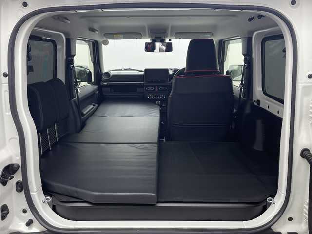 スズキ ジムニー XC 愛知県 2023(令5)年 3.7万km ピュアホワイトP /禁煙車//ディーラー純正ナビ(カロッツェリアAVIC-RL812)//フルセグTV・AM・FM・CD・DVD・Bluetooth・iPod・SD//バックカメラ//ETC//タイヤ：YOKOHAMA GEOLANDER A・T4 185・85・R16//ジムニー専用ベッドキット//BRAGAクリアフューエルリッドドア//KYGラゲッジマット//ショウワガレージ合皮シートカバー//デュアルセンサーブレーキサポート//誤発進抑制//車線逸脱警報//ふらつき警報//ハイビームアシスト//先行車発進お知らせ//標識認識//クルーズコントロール//LEDヘッドライト//オートライト//ヘッドライトウォッシャー//フロントフォグランプ//撥水加工シート//前席シートヒーター//純正16インチアルミホイール//背面タイヤ//純正ドアバイザー//純正ゴムマット//革巻きステアリング//ステアリングスイッチ//プッシュスタート//電動調整ミラー//アイドリングストップ//イモビライザー//横滑り防止装置//新車保証書・取扱説明書//スペアキー