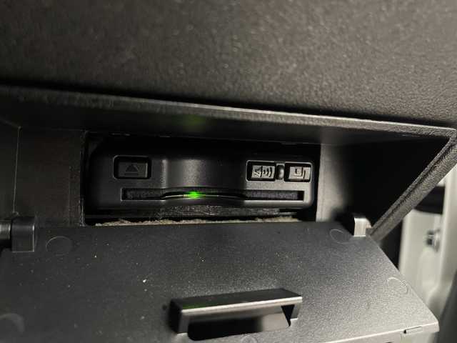 スズキ ジムニー XC 愛知県 2023(令5)年 3.7万km ピュアホワイトP /禁煙車//ディーラー純正ナビ(カロッツェリアAVIC-RL812)//フルセグTV・AM・FM・CD・DVD・Bluetooth・iPod・SD//バックカメラ//ETC//タイヤ：YOKOHAMA GEOLANDER A・T4 185・85・R16//ジムニー専用ベッドキット//BRAGAクリアフューエルリッドドア//KYGラゲッジマット//ショウワガレージ合皮シートカバー//デュアルセンサーブレーキサポート//誤発進抑制//車線逸脱警報//ふらつき警報//ハイビームアシスト//先行車発進お知らせ//標識認識//クルーズコントロール//LEDヘッドライト//オートライト//ヘッドライトウォッシャー//フロントフォグランプ//撥水加工シート//前席シートヒーター//純正16インチアルミホイール//背面タイヤ//純正ドアバイザー//純正ゴムマット//革巻きステアリング//ステアリングスイッチ//プッシュスタート//電動調整ミラー//アイドリングストップ//イモビライザー//横滑り防止装置//新車保証書・取扱説明書//スペアキー