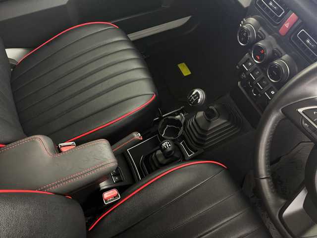 スズキ ジムニー XC 愛知県 2023(令5)年 3.7万km ピュアホワイトP /禁煙車//ディーラー純正ナビ(カロッツェリアAVIC-RL812)//フルセグTV・AM・FM・CD・DVD・Bluetooth・iPod・SD//バックカメラ//ETC//タイヤ：YOKOHAMA GEOLANDER A・T4 185・85・R16//ジムニー専用ベッドキット//BRAGAクリアフューエルリッドドア//KYGラゲッジマット//ショウワガレージ合皮シートカバー//デュアルセンサーブレーキサポート//誤発進抑制//車線逸脱警報//ふらつき警報//ハイビームアシスト//先行車発進お知らせ//標識認識//クルーズコントロール//LEDヘッドライト//オートライト//ヘッドライトウォッシャー//フロントフォグランプ//撥水加工シート//前席シートヒーター//純正16インチアルミホイール//背面タイヤ//純正ドアバイザー//純正ゴムマット//革巻きステアリング//ステアリングスイッチ//プッシュスタート//電動調整ミラー//アイドリングストップ//イモビライザー//横滑り防止装置//新車保証書・取扱説明書//スペアキー