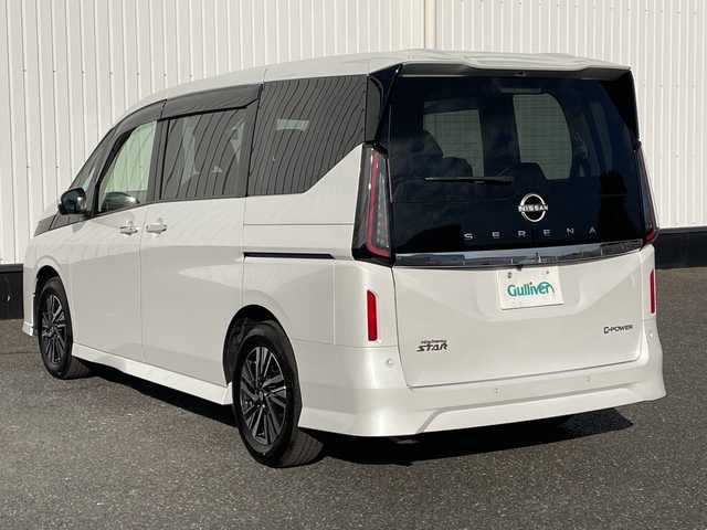 日産 セレナ e－パワー ハイウェイスター V 千葉県 2025(令7)年 0.1万km プリズムホワイト 純正12，3センチワイドディスプレイ/(AM/FM/フルセグ/BT/USB/HDMI/アップルカープレイ)/プロパイロット/クリアランスソナー/置くだけ充電/全周囲カメラ/デジタルインナーミラー/ナビ連動ドライブレコーダー/ブラインドスポットモニター/パーキングアシスト/衝突被害軽減システム/車線逸脱警報/バックカメラ/クルーズコントロール/両側パワースライドドア/ハンズフリーオートスライドドア/横滑り防止装置/ETC/アイドリングストップ/LEDヘッドライト/フォグランプ/オートライト/ウィンカーミラー/電動格納ミラー/純正16インチAW/シートヒーター/シートリフター/プッシュスタート/スマートキー/フロアマット/スペアキー/取扱説明書/保証書