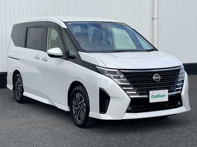 日産 セレナ e－パワー ハイウェイスター V 千葉県 2025(令7)年 0.1万km プリズムホワイト 純正12，3センチワイドディスプレイ/(AM/FM/フルセグ/BT/USB/HDMI/アップルカープレイ)/プロパイロット/クリアランスソナー/置くだけ充電/全周囲カメラ/デジタルインナーミラー/ナビ連動ドライブレコーダー/ブラインドスポットモニター/パーキングアシスト/衝突被害軽減システム/車線逸脱警報/バックカメラ/クルーズコントロール/両側パワースライドドア/ハンズフリーオートスライドドア/横滑り防止装置/ETC/アイドリングストップ/LEDヘッドライト/フォグランプ/オートライト/ウィンカーミラー/電動格納ミラー/純正16インチAW/シートヒーター/シートリフター/プッシュスタート/スマートキー/フロアマット/スペアキー/取扱説明書/保証書