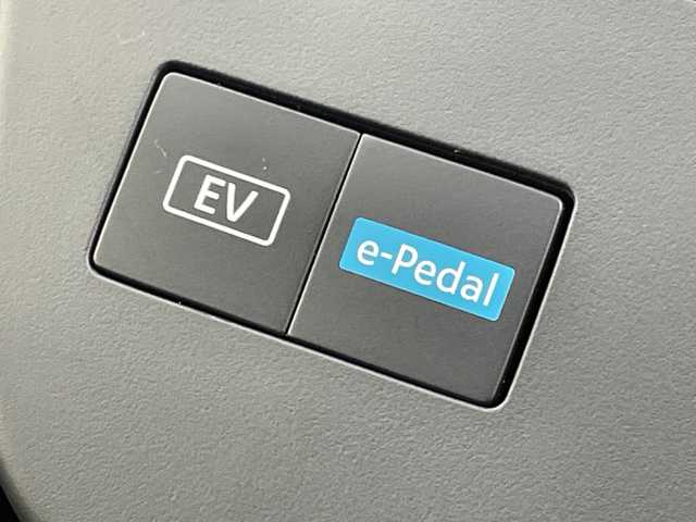 日産 セレナ e－パワー ハイウェイスター V 千葉県 2025(令7)年 0.1万km プリズムホワイト 純正12，3センチワイドディスプレイ/(AM/FM/フルセグ/BT/USB/HDMI/アップルカープレイ)/プロパイロット/クリアランスソナー/置くだけ充電/全周囲カメラ/デジタルインナーミラー/ナビ連動ドライブレコーダー/ブラインドスポットモニター/パーキングアシスト/衝突被害軽減システム/車線逸脱警報/バックカメラ/クルーズコントロール/両側パワースライドドア/ハンズフリーオートスライドドア/横滑り防止装置/ETC/アイドリングストップ/LEDヘッドライト/フォグランプ/オートライト/ウィンカーミラー/電動格納ミラー/純正16インチAW/シートヒーター/シートリフター/プッシュスタート/スマートキー/フロアマット/スペアキー/取扱説明書/保証書