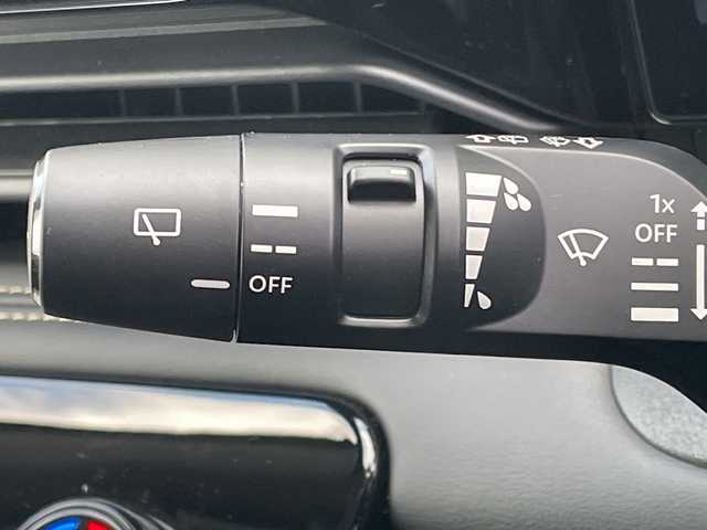 日産 セレナ e－パワー ハイウェイスター V 千葉県 2025(令7)年 0.1万km プリズムホワイト 純正12，3センチワイドディスプレイ/(AM/FM/フルセグ/BT/USB/HDMI/アップルカープレイ)/プロパイロット/クリアランスソナー/置くだけ充電/全周囲カメラ/デジタルインナーミラー/ナビ連動ドライブレコーダー/ブラインドスポットモニター/パーキングアシスト/衝突被害軽減システム/車線逸脱警報/バックカメラ/クルーズコントロール/両側パワースライドドア/ハンズフリーオートスライドドア/横滑り防止装置/ETC/アイドリングストップ/LEDヘッドライト/フォグランプ/オートライト/ウィンカーミラー/電動格納ミラー/純正16インチAW/シートヒーター/シートリフター/プッシュスタート/スマートキー/フロアマット/スペアキー/取扱説明書/保証書