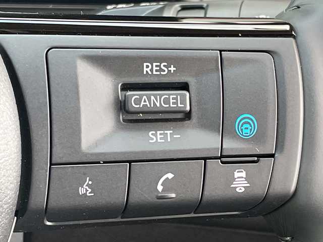 日産 セレナ e－パワー ハイウェイスター V 千葉県 2025(令7)年 0.1万km プリズムホワイト 純正12，3センチワイドディスプレイ/(AM/FM/フルセグ/BT/USB/HDMI/アップルカープレイ)/プロパイロット/クリアランスソナー/置くだけ充電/全周囲カメラ/デジタルインナーミラー/ナビ連動ドライブレコーダー/ブラインドスポットモニター/パーキングアシスト/衝突被害軽減システム/車線逸脱警報/バックカメラ/クルーズコントロール/両側パワースライドドア/ハンズフリーオートスライドドア/横滑り防止装置/ETC/アイドリングストップ/LEDヘッドライト/フォグランプ/オートライト/ウィンカーミラー/電動格納ミラー/純正16インチAW/シートヒーター/シートリフター/プッシュスタート/スマートキー/フロアマット/スペアキー/取扱説明書/保証書