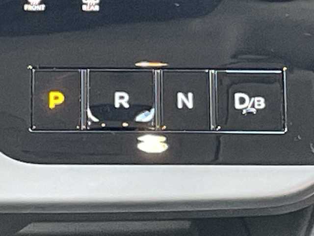 日産 セレナ e－パワー ハイウェイスター V 千葉県 2025(令7)年 0.1万km プリズムホワイト 純正12，3センチワイドディスプレイ/(AM/FM/フルセグ/BT/USB/HDMI/アップルカープレイ)/プロパイロット/クリアランスソナー/置くだけ充電/全周囲カメラ/デジタルインナーミラー/ナビ連動ドライブレコーダー/ブラインドスポットモニター/パーキングアシスト/衝突被害軽減システム/車線逸脱警報/バックカメラ/クルーズコントロール/両側パワースライドドア/ハンズフリーオートスライドドア/横滑り防止装置/ETC/アイドリングストップ/LEDヘッドライト/フォグランプ/オートライト/ウィンカーミラー/電動格納ミラー/純正16インチAW/シートヒーター/シートリフター/プッシュスタート/スマートキー/フロアマット/スペアキー/取扱説明書/保証書