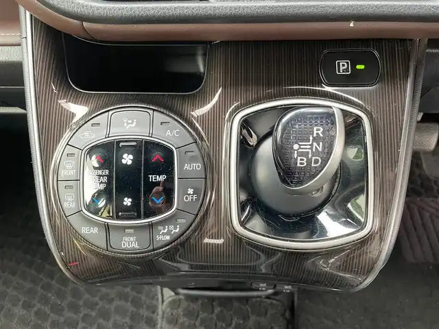 トヨタ エスクァイア ハイブリッド Gi プレミアムパッケージ 東京都 2017(平29)年 5.9万km ホワイトパールクリスタルシャイン 純正SDナビ/・ワンセグTV/・Bluetooth接続/・FM・AM/トヨタセーフティーセンス/・バックカメラ/・先行車発進告知機能/茶革ハーフレザーシート/・シートヒーター/ステアリングヒーター/両側パワースライドドア/クルーズコントロール/LEDヘッドライド/LEDコーナリングランプ/オートライト/ABS/横滑り防止/盗難防止/スマートキー/ダブルエアバッグ/保証書＆取扱説明書