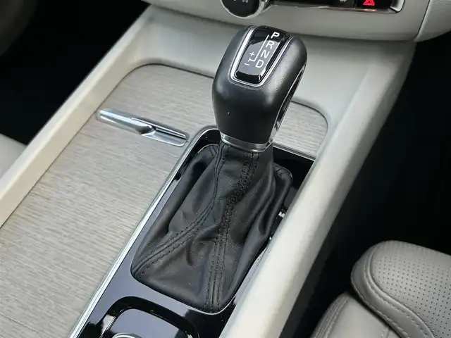 ボルボ ＸＣ６０ D4 AWD インスクリプション 茨城県 2019(平31)年 6万km パール １オーナー　/ｈ／ｋ　/白革　/全席シートヒーター　/Ｍ付ＰＷシート　/ＨＵＤ　/３６０度カメラ　/インテリセーフ　/ＡＣＣ　/ＬＫＡ　/ＢＬＩＳ　/ＰＷテールゲート　/ナビ　/１２セグ　/ＣａｒＰｌａｙ　/ＵＳＢ　/ＬＥＤ　/ＥＴＣ/禁煙車