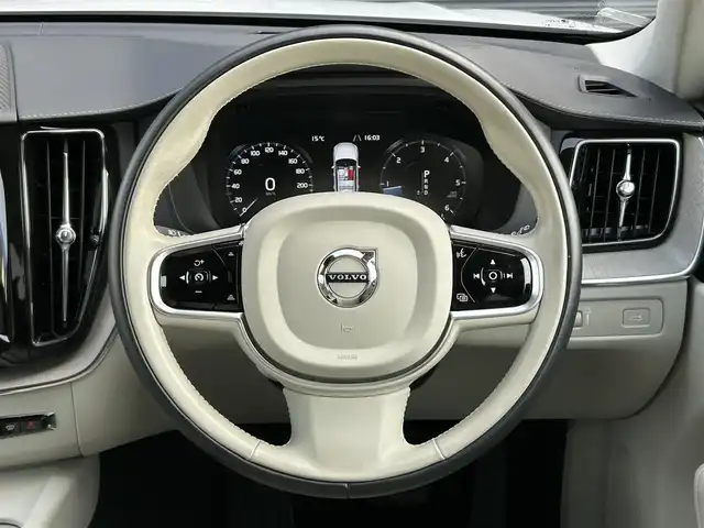 ボルボ ＸＣ６０ D4 AWD インスクリプション 茨城県 2019(平31)年 6万km パール １オーナー　/ｈ／ｋ　/白革　/全席シートヒーター　/Ｍ付ＰＷシート　/ＨＵＤ　/３６０度カメラ　/インテリセーフ　/ＡＣＣ　/ＬＫＡ　/ＢＬＩＳ　/ＰＷテールゲート　/ナビ　/１２セグ　/ＣａｒＰｌａｙ　/ＵＳＢ　/ＬＥＤ　/ＥＴＣ/禁煙車