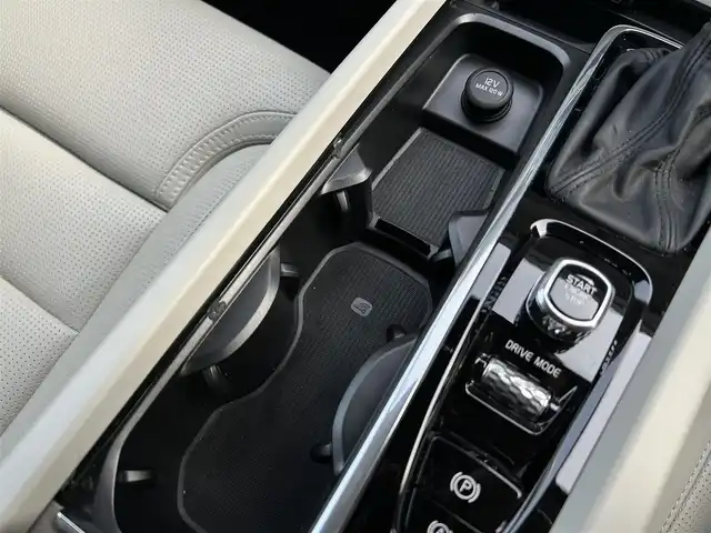 ボルボ ＸＣ６０ D4 AWD インスクリプション 茨城県 2019(平31)年 6万km パール １オーナー　/ｈ／ｋ　/白革　/全席シートヒーター　/Ｍ付ＰＷシート　/ＨＵＤ　/３６０度カメラ　/インテリセーフ　/ＡＣＣ　/ＬＫＡ　/ＢＬＩＳ　/ＰＷテールゲート　/ナビ　/１２セグ　/ＣａｒＰｌａｙ　/ＵＳＢ　/ＬＥＤ　/ＥＴＣ/禁煙車