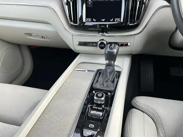 ボルボ ＸＣ６０ D4 AWD インスクリプション 茨城県 2019(平31)年 6万km パール １オーナー　/ｈ／ｋ　/白革　/全席シートヒーター　/Ｍ付ＰＷシート　/ＨＵＤ　/３６０度カメラ　/インテリセーフ　/ＡＣＣ　/ＬＫＡ　/ＢＬＩＳ　/ＰＷテールゲート　/ナビ　/１２セグ　/ＣａｒＰｌａｙ　/ＵＳＢ　/ＬＥＤ　/ＥＴＣ/禁煙車