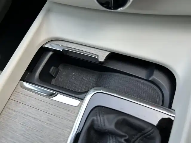 ボルボ ＸＣ６０ D4 AWD インスクリプション 茨城県 2019(平31)年 6万km パール １オーナー　/ｈ／ｋ　/白革　/全席シートヒーター　/Ｍ付ＰＷシート　/ＨＵＤ　/３６０度カメラ　/インテリセーフ　/ＡＣＣ　/ＬＫＡ　/ＢＬＩＳ　/ＰＷテールゲート　/ナビ　/１２セグ　/ＣａｒＰｌａｙ　/ＵＳＢ　/ＬＥＤ　/ＥＴＣ/禁煙車