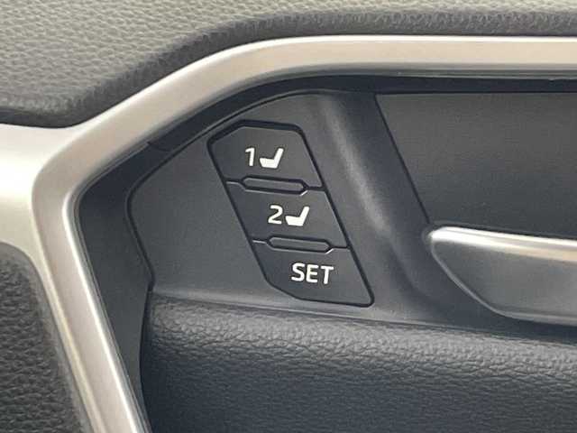トヨタ ＲＡＶ４ アドベンチャー 愛知県 2023(令5)年 1.2万km アティチュードブラックマイカ 禁煙車/純正10.5インチナビ/（AM/FM/Bluetooth/フルセグTV/USB)/サンルーフ/バックカメラ/トヨタセーフティセンス/・プリクラッシュセーフティ/・レーンディパーチャーアラート/・オートマチックハイビーム/・レーダークルーズコントロール/・先行車発進お知らせ機能/ブラインドスポットモニター/クリアランスソナー/ETC2.0/ドライブレコーダー/デジタルインナーミラー/快適温熱シート/シートベンチレーション/パワーシート/メモリシート/ステアリングヒータ/革巻きステアリング/ダウンヒルアシスト/スマートキー/プッシュスタート/LEDヘッドライト/フロントフォグランプ/純正19インチアルミホイール/純正フロアマット/横滑り防止装置/ステアリングスイッチ