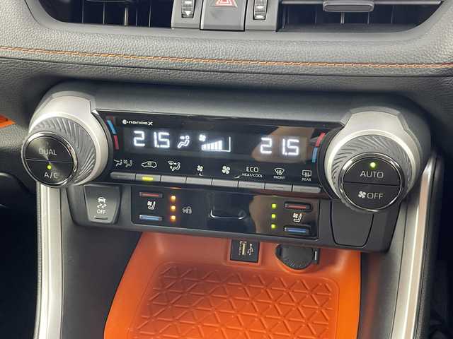 トヨタ ＲＡＶ４ アドベンチャー 愛知県 2023(令5)年 1.2万km アティチュードブラックマイカ 禁煙車/純正10.5インチナビ/（AM/FM/Bluetooth/フルセグTV/USB)/サンルーフ/バックカメラ/トヨタセーフティセンス/・プリクラッシュセーフティ/・レーンディパーチャーアラート/・オートマチックハイビーム/・レーダークルーズコントロール/・先行車発進お知らせ機能/ブラインドスポットモニター/クリアランスソナー/ETC2.0/ドライブレコーダー/デジタルインナーミラー/快適温熱シート/シートベンチレーション/パワーシート/メモリシート/ステアリングヒータ/革巻きステアリング/ダウンヒルアシスト/スマートキー/プッシュスタート/LEDヘッドライト/フロントフォグランプ/純正19インチアルミホイール/純正フロアマット/横滑り防止装置/ステアリングスイッチ