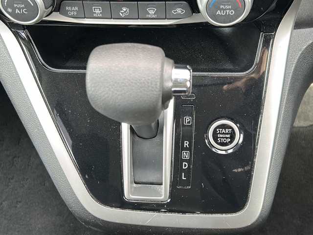 日産 セレナ X Vセレクション 福岡県 2018(平30)年 6.1万km ブリリアントホワイトパール 社外７インチメモリナビ（MDV-L505W）/（AM/FM/CD/DVD/BT/フルセグTV）/クルーズコントロール/両側パワースライドドア/全方位カメラ/コーナーセンサー/衝突被害軽減システム/横滑り防止装置/純正フロアマット/ハロゲンヘッドライト/アイドリングストップ/スマートキー/プッシュスタートボタン/ETC/ドライブレコーダー