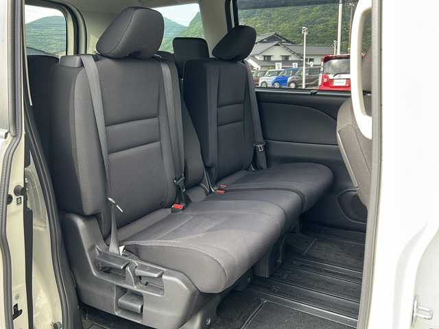 日産 セレナ X Vセレクション 福岡県 2018(平30)年 6.1万km ブリリアントホワイトパール 社外７インチメモリナビ（MDV-L505W）/（AM/FM/CD/DVD/BT/フルセグTV）/クルーズコントロール/両側パワースライドドア/全方位カメラ/コーナーセンサー/衝突被害軽減システム/横滑り防止装置/純正フロアマット/ハロゲンヘッドライト/アイドリングストップ/スマートキー/プッシュスタートボタン/ETC/ドライブレコーダー