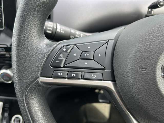 日産 セレナ X Vセレクション 福岡県 2018(平30)年 6.1万km ブリリアントホワイトパール 社外７インチメモリナビ（MDV-L505W）/（AM/FM/CD/DVD/BT/フルセグTV）/クルーズコントロール/両側パワースライドドア/全方位カメラ/コーナーセンサー/衝突被害軽減システム/横滑り防止装置/純正フロアマット/ハロゲンヘッドライト/アイドリングストップ/スマートキー/プッシュスタートボタン/ETC/ドライブレコーダー
