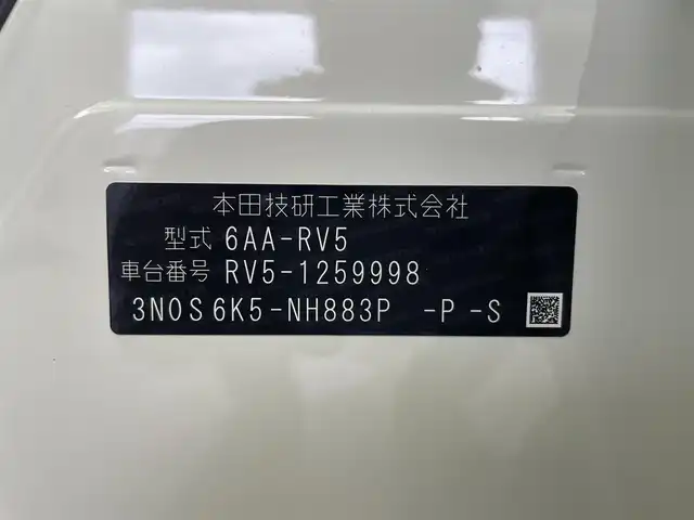 ホンダ ヴェゼル ハイブリッド e:HEV Z 大分県 2025(令7)年 0.1万km未満 プラチナホワイトパール 登録済未使用車/OPフロントグリル（ベルリナブラック）/Honda SENSING/・衝突軽減ブレーキ（CMBS）/・誤発進抑制機能/・後方誤発進抑制機能/・近距離衝突軽減ブレーキ/・歩行者事故低減ステアリング/・路外逸脱抑制機能/・渋滞追従機能付アダプティブクルーズコントロール（ACC）/・車線維持支援システム（LKAS）/・トラフィックジャムアシスト（渋滞運転支援機能）/・先行車発進お知らせ機能/・標識認識機能/・オートハイビーム/・パーキングセンサーシステム/・アダプティブドライビングビーム/・ブラインドスポットインフォメーション/Honda CONNECTディスプレー/・フルセグTV、BT対応、USB、AM/FM/・AppleCarPlay、AndroidAuto/ステアリングスイッチ/バックカメラ/ETC2.0車載器/ワイヤレス充電/ステアリングヒーター/パワーバックドア/横滑り防止装置/電動格納ミラー/ハーフレザーシート/・前席シートヒーター/オートライト/LEDヘッドライト/LEDフォグ/純正18インチアルミホイール/保証書、取説、スペアキー有り