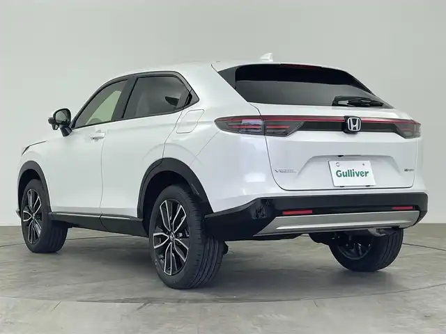 ホンダ ヴェゼル ハイブリッド e:HEV Z 大分県 2025(令7)年 0.1万km未満 プラチナホワイトパール 登録済未使用車/OPフロントグリル（ベルリナブラック）/Honda SENSING/・衝突軽減ブレーキ（CMBS）/・誤発進抑制機能/・後方誤発進抑制機能/・近距離衝突軽減ブレーキ/・歩行者事故低減ステアリング/・路外逸脱抑制機能/・渋滞追従機能付アダプティブクルーズコントロール（ACC）/・車線維持支援システム（LKAS）/・トラフィックジャムアシスト（渋滞運転支援機能）/・先行車発進お知らせ機能/・標識認識機能/・オートハイビーム/・パーキングセンサーシステム/・アダプティブドライビングビーム/・ブラインドスポットインフォメーション/Honda CONNECTディスプレー/・フルセグTV、BT対応、USB、AM/FM/・AppleCarPlay、AndroidAuto/ステアリングスイッチ/バックカメラ/ETC2.0車載器/ワイヤレス充電/ステアリングヒーター/パワーバックドア/横滑り防止装置/電動格納ミラー/ハーフレザーシート/・前席シートヒーター/オートライト/LEDヘッドライト/LEDフォグ/純正18インチアルミホイール/保証書、取説、スペアキー有り