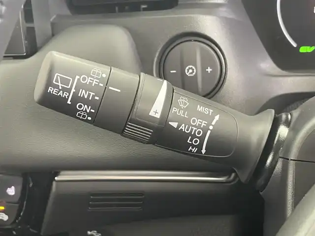 ホンダ ヴェゼル ハイブリッド e:HEV Z 大分県 2025(令7)年 0.1万km未満 プラチナホワイトパール 登録済未使用車/OPフロントグリル（ベルリナブラック）/Honda SENSING/・衝突軽減ブレーキ（CMBS）/・誤発進抑制機能/・後方誤発進抑制機能/・近距離衝突軽減ブレーキ/・歩行者事故低減ステアリング/・路外逸脱抑制機能/・渋滞追従機能付アダプティブクルーズコントロール（ACC）/・車線維持支援システム（LKAS）/・トラフィックジャムアシスト（渋滞運転支援機能）/・先行車発進お知らせ機能/・標識認識機能/・オートハイビーム/・パーキングセンサーシステム/・アダプティブドライビングビーム/・ブラインドスポットインフォメーション/Honda CONNECTディスプレー/・フルセグTV、BT対応、USB、AM/FM/・AppleCarPlay、AndroidAuto/ステアリングスイッチ/バックカメラ/ETC2.0車載器/ワイヤレス充電/ステアリングヒーター/パワーバックドア/横滑り防止装置/電動格納ミラー/ハーフレザーシート/・前席シートヒーター/オートライト/LEDヘッドライト/LEDフォグ/純正18インチアルミホイール/保証書、取説、スペアキー有り