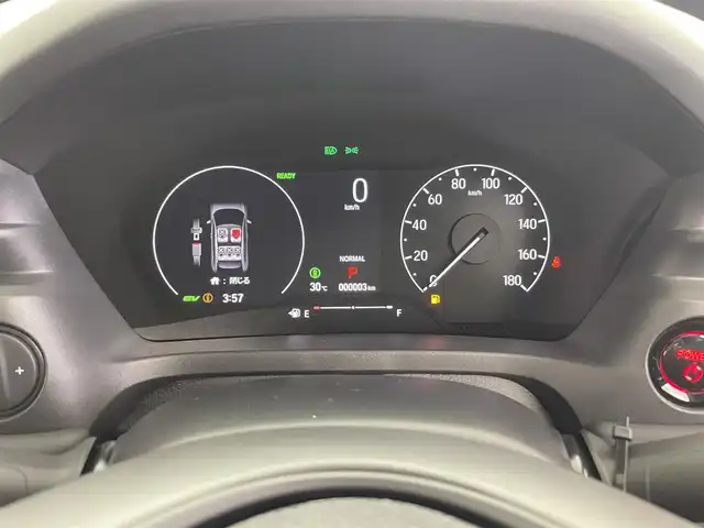 ホンダ ヴェゼル ハイブリッド e:HEV Z 大分県 2025(令7)年 0.1万km未満 プラチナホワイトパール 登録済未使用車/OPフロントグリル（ベルリナブラック）/Honda SENSING/・衝突軽減ブレーキ（CMBS）/・誤発進抑制機能/・後方誤発進抑制機能/・近距離衝突軽減ブレーキ/・歩行者事故低減ステアリング/・路外逸脱抑制機能/・渋滞追従機能付アダプティブクルーズコントロール（ACC）/・車線維持支援システム（LKAS）/・トラフィックジャムアシスト（渋滞運転支援機能）/・先行車発進お知らせ機能/・標識認識機能/・オートハイビーム/・パーキングセンサーシステム/・アダプティブドライビングビーム/・ブラインドスポットインフォメーション/Honda CONNECTディスプレー/・フルセグTV、BT対応、USB、AM/FM/・AppleCarPlay、AndroidAuto/ステアリングスイッチ/バックカメラ/ETC2.0車載器/ワイヤレス充電/ステアリングヒーター/パワーバックドア/横滑り防止装置/電動格納ミラー/ハーフレザーシート/・前席シートヒーター/オートライト/LEDヘッドライト/LEDフォグ/純正18インチアルミホイール/保証書、取説、スペアキー有り