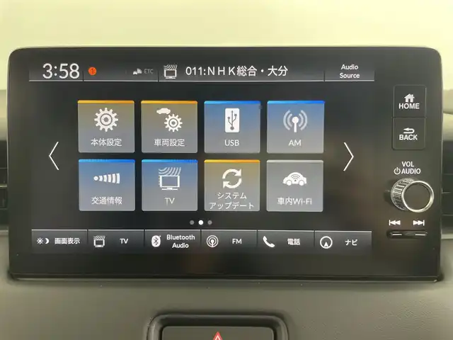 ホンダ ヴェゼル ハイブリッド e:HEV Z 大分県 2025(令7)年 0.1万km未満 プラチナホワイトパール 登録済未使用車/OPフロントグリル（ベルリナブラック）/Honda SENSING/・衝突軽減ブレーキ（CMBS）/・誤発進抑制機能/・後方誤発進抑制機能/・近距離衝突軽減ブレーキ/・歩行者事故低減ステアリング/・路外逸脱抑制機能/・渋滞追従機能付アダプティブクルーズコントロール（ACC）/・車線維持支援システム（LKAS）/・トラフィックジャムアシスト（渋滞運転支援機能）/・先行車発進お知らせ機能/・標識認識機能/・オートハイビーム/・パーキングセンサーシステム/・アダプティブドライビングビーム/・ブラインドスポットインフォメーション/Honda CONNECTディスプレー/・フルセグTV、BT対応、USB、AM/FM/・AppleCarPlay、AndroidAuto/ステアリングスイッチ/バックカメラ/ETC2.0車載器/ワイヤレス充電/ステアリングヒーター/パワーバックドア/横滑り防止装置/電動格納ミラー/ハーフレザーシート/・前席シートヒーター/オートライト/LEDヘッドライト/LEDフォグ/純正18インチアルミホイール/保証書、取説、スペアキー有り