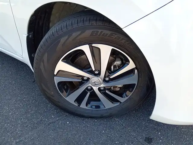 ホンダ フリード ハイブリット G ホンダセンシング 福井県 2019(令1)年 5.5万km ホワイトオーキッドパール GathersSDナビ/・Bluetooth、フルセグTV、CD、AppleCarPlay、バックカメラ/クルーズコントロール/レーンキープアシスト/横滑り防止装置/LEDオートライト/両側電動スライドドア/衝突被害軽減/ハーフレザーシート/純正フロアマット/純正アルミホイール/ビルトインETC/ウォークスルー/三列シート/スマートキー